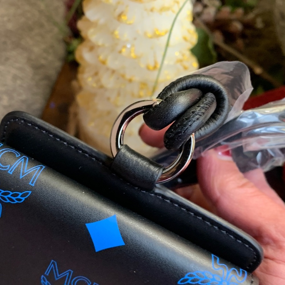 Authentic MCM Leather VISETOS logo print phone/card lanyard/Crosby - Picture 7 of 16